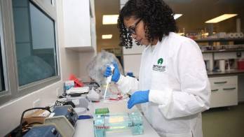 La investigadora en las instalaciones del INDICASAT en Clayton.