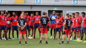 El danés Thomas Christiansen conversa con los convocados.