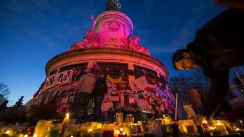 Los parisinos se reúnen frente a la Plaza de la República.
