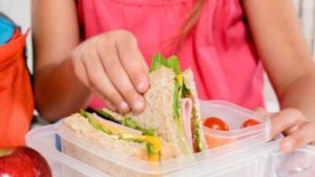 Se recomienda leer las etiquetas nutricionales que traen los productos.