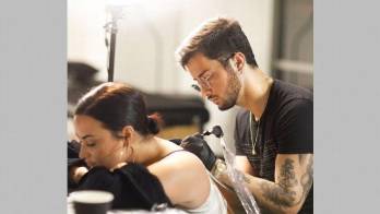 Durante ocho horas le tatúan un ángel a Lovato en la espalda