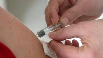 La poliomielitis o polio es una enfermedad viral que puede afectar la médula espinal causando debilidad muscular y parálisis.