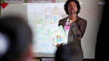 Boliviano invita a la lectura