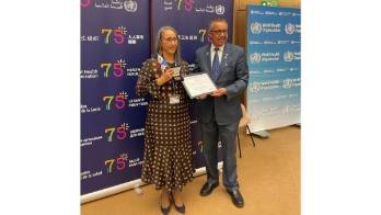 La doctora Reina Roa recibió el reconocimiento de parte del directo de la OMS Tedros Adhanom Ghebreyesus.