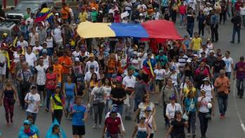 Personas participan durante una protesta en Los Teques, en el estado Miranda.