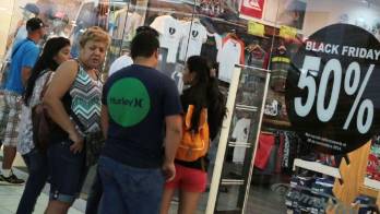 Se recomienda evitar manipular dinero en público.