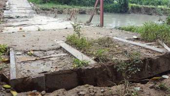 La crecida afectó el puente.