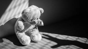 Le dijo a su sobrina que le iba a comprar un dulce y la puso a participar de actos sexuales