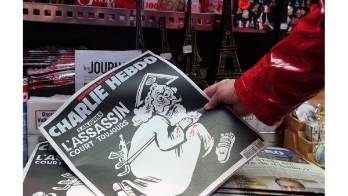 Portada del periódico satírico francés, Charlie Hebdo en un quiosco.