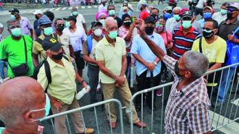 Jubilados siguen esperando su pago