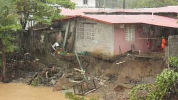 Las crecidas de los ríos causaron daños en varias casas.