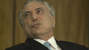 Al salir del hospital Michel Temer declaró que está entero. Lo podrán investigar cuando terminé su mandato.