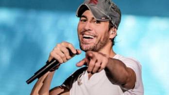 Enrique Iglesias le toca el trasero a una mujer