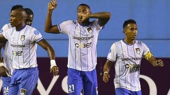 Alfredo Stephens celebra unos de sus goles ante el DIM.