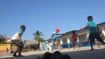 La portería fue hecha de chanclas, pero eso nos es un obstáculo para que los pequeños disfruten de su juego favorito bajo el sol