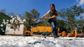 Limpian ríos contaminados con cascarones de huevo