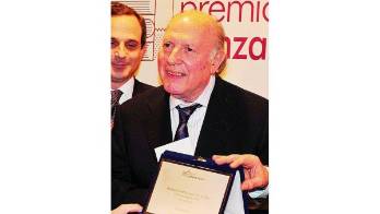 El escritor galardonado en 2002 falleció en su casa.