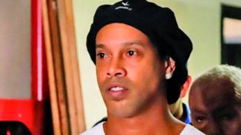 Ronaldinho en líos por no pagar la pensión de su ex
