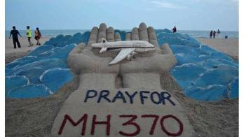 Familiares rinden honor a las víctimas del MH-370.