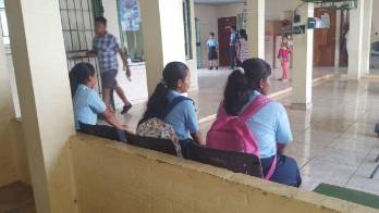 Cinco jóvenes tuvieron que ser enviados al centro de salud, donde fueron canalizados.