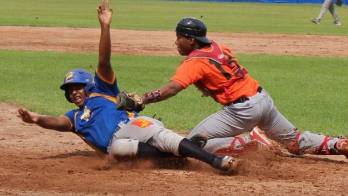 Los novenas de Herrera y Los Santos realizan un fogueo entre ellas en el Rico Cedeño de Chitré.
