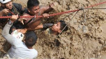 Cinco ríos en Lima se desbordaron, aún continúan las labores de rescate.