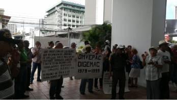 Trabajadores protestan para que se les pague el dinero.