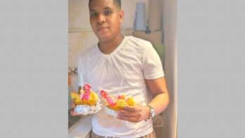 Se las arregla vendiendo frutas, postres y hasta chorizos tableños.