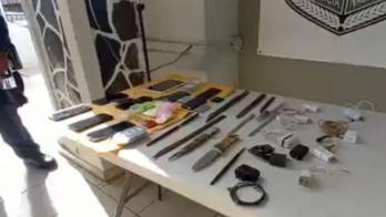 Hallan celulares, drogas y cuchillos en cárcel de Coclé