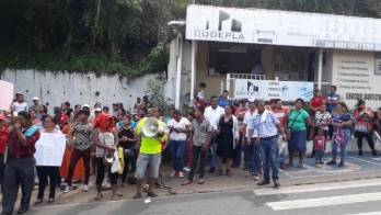 Decenas de personas se congregaron frente al Municipio de Arraiján donde estuvierion protestando.
