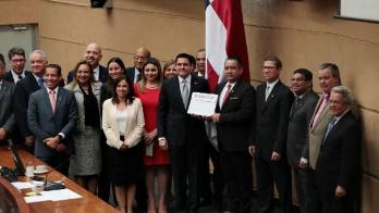 La entrega del documento por parte del vicepresidente José Gabriel Carrizo a la Asamblea Nacional.