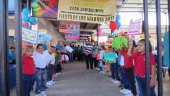 Chicos y grandes celebran los valores.