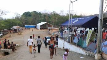 Funcionarios de Gobierno dan atención a los migrantes en el albergue de Darién.