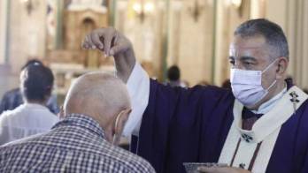 La ceniza ahora se coloca sobre la cabeza.