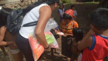 Florina Hackin entregando las donaciones. Las mujeres de la comunidad se encontraban emocionadas
