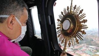 Santísimo Sacramento sobrevoló hogares panameños