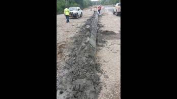 Parte del muro que fue destruido por residentes.