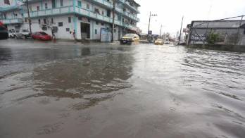 En el corregimiento de Curundú, cada vez que llueve se ocasiona que la calle quede inundada.
