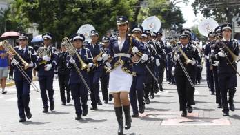 Unas diez bandas de música participaron del vistoso desfile en la avenida Perú.