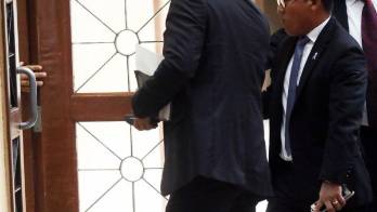 El diputado Arquesio Arias Félix fue protegido por su abogado defensor, Ángel Torres, para evitar ser fotografiado.