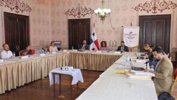 Reunión ejecutiva en oficinas de gobierno con altos comisionados de Acnur y funcionarios.