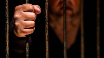 Le pegó a la mujer hasta en una zona paga.