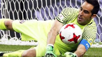 El arquero Claudio Bravo detuvo tres penales, siendo la figura para los chilenos.