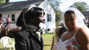 Gringa se casó con una muñeca zombi