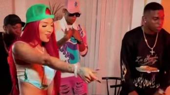 Miles miran a Anyuri y a su ‘Vicio'