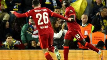 Sadio Mane (d) celebra el segundo gol junto a Andrew Robertson.