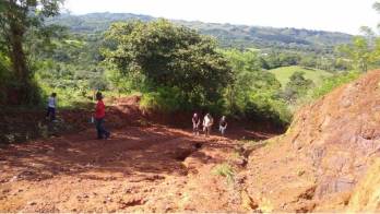 Aunque el trayecto cansa bastante, por la subida y bajada de cerros, todo eso se compensa con el verdor de los paisajes del área.