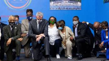 Nueva York se arrodilla contra el racismo en memoria de Floyd