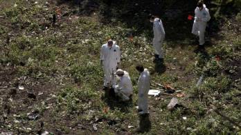 Expertos mexicanos buscaban en 2014 los cuerpos de los jóvenes en un vertedero.