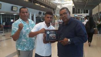 El campeón chiricano Ronald ‘El Gallito' Batista junto a su equipo de trabajo.